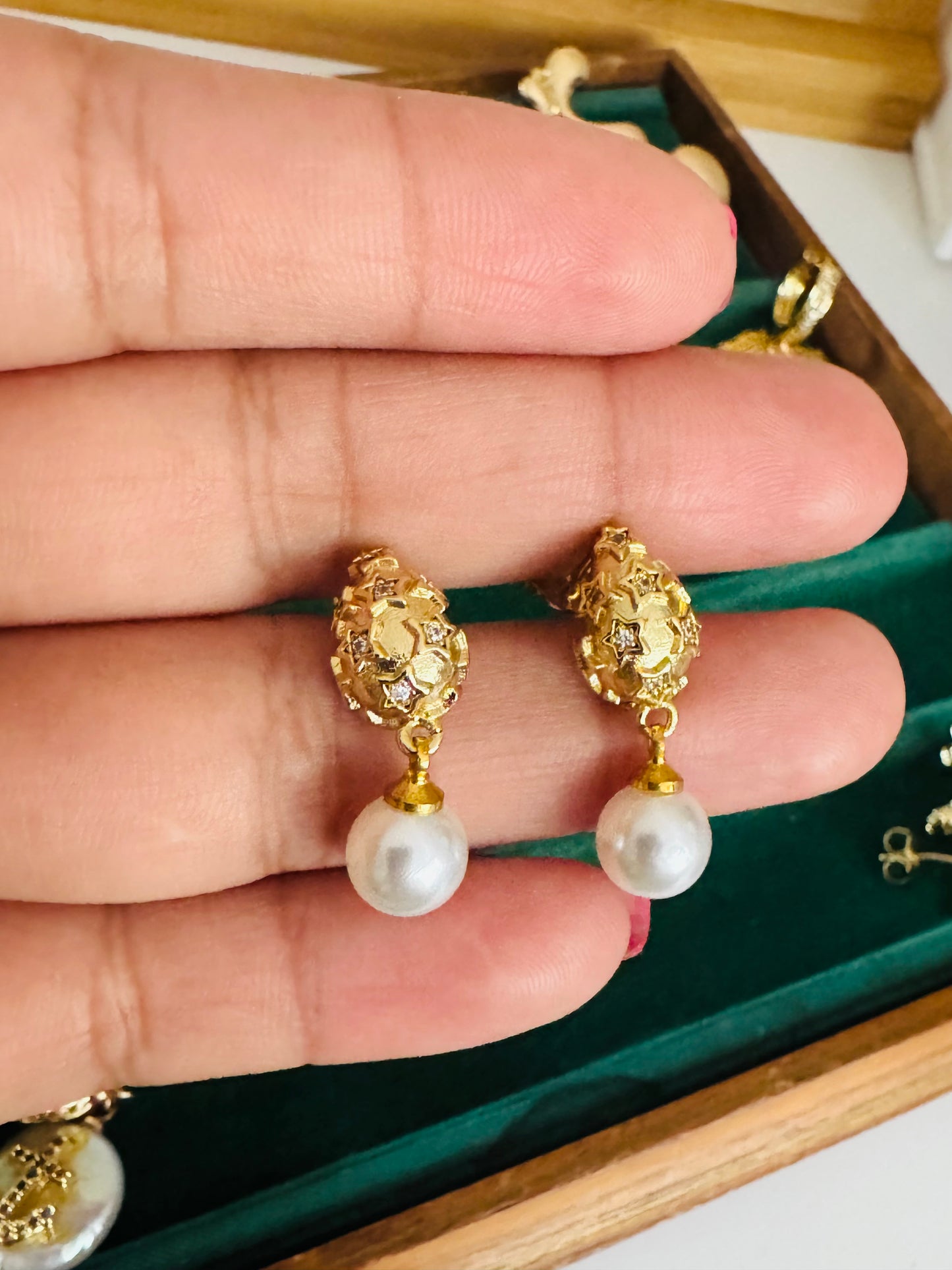 Pearl earrings with zirconia